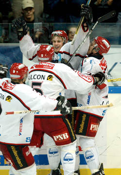 Magnus Kahnberg gratuleras