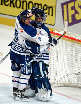 Magnus Svensson gratulerar Sean Gauthier