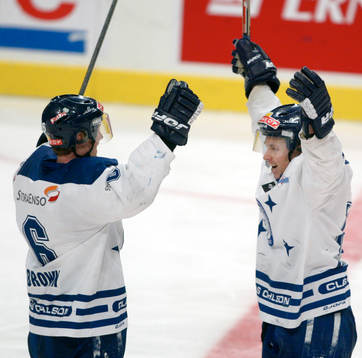 Greg Brown på väg att gratulera Mikael Karlberg