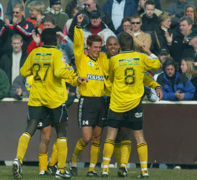 Philip Jonasson har gjort 1-0 och grattas av Mikael Senften
