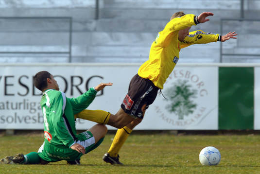 Tackling, fällning. Mjällby - Hammarby