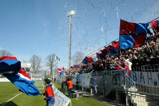 Bomber, granater och flaggor bland Helsingborgspubliken,