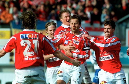 Dennis Karlsson, Kalmar gratuleras för 1-0 målet