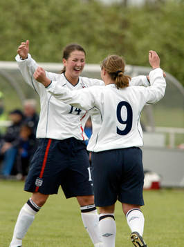 Katy Ward och Faye Dunn, England jublar