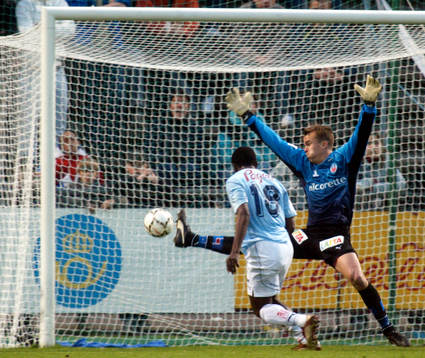 Peter Ijeh, Malmö nickar in 2-3 bakom Fredrik Larsson,