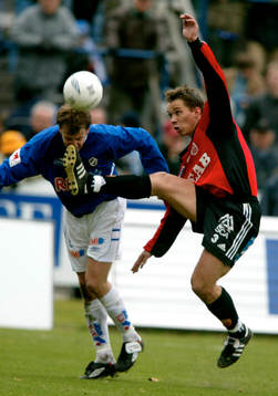 Fredrik Lundqvist i en duell med Joel Borgstrand