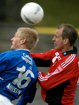 Magnus Andersson i en duell med Marko Toumela