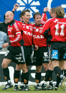 Fredrik Lundqvist gratuleras av Joel Cedergren och Mats