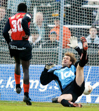 Paul Oyuga, Örebro gör 1-0 bakom Bengt Andersson,