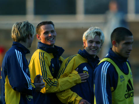 Fotboll U21, Sverige, Jon Jönsson skojar med Andreas Dahl