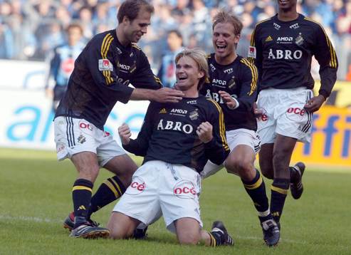 Andreas Andersson gjorde sergermålet 3-4 och gratuleras av