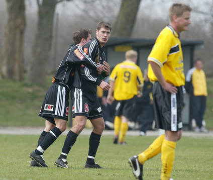 Henrik Edfors har gjort 0-1 och grattas av David Eek
