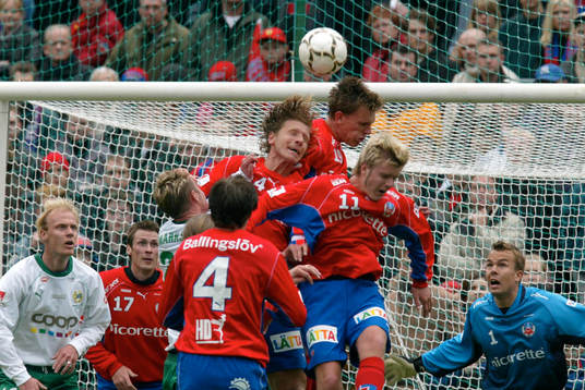 Jesper Jansson, Marcus Lindström och Andreas Dahl hjälper