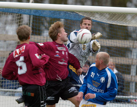 Pål Lundin boxar framför Thomas Andersson