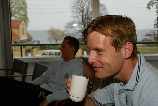 Brian Steen Nielsen tar en kopp fika med havet några meter