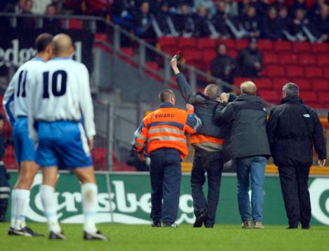 Danmark - Israel:  En och annan "fotbollsälskare" tog sig