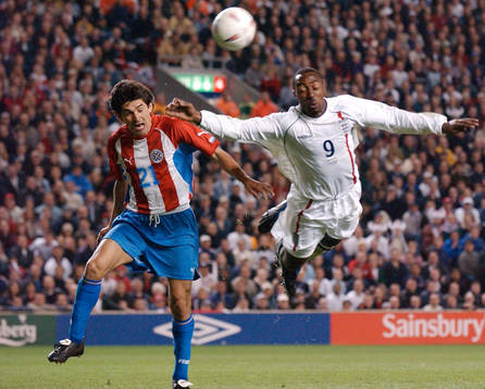 Paraguays Denis Caniza och Englands Darius Vassell