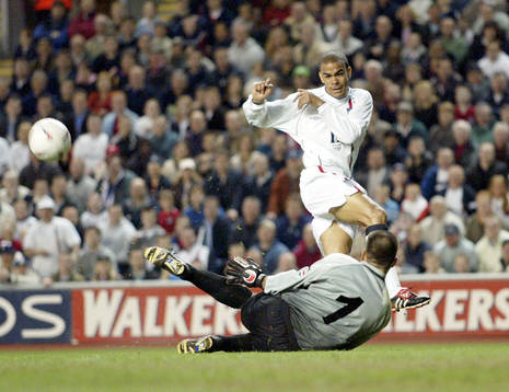 Englands Kieron Dyer skott räddas av Ricardo Taverelli,