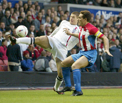 Englands Steven Gerrard och  Carlos Gamarra, Paraguay