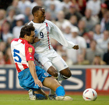 England's Darius Vassell, Enland och Celso Ayala, Paraguay
