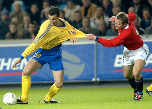 Zlatan Ibrahimovic slits i tröjan av Bård Borgersen