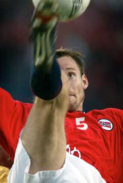 Fotboll,  Norge, Christer Basma gör en bicykletaspark.