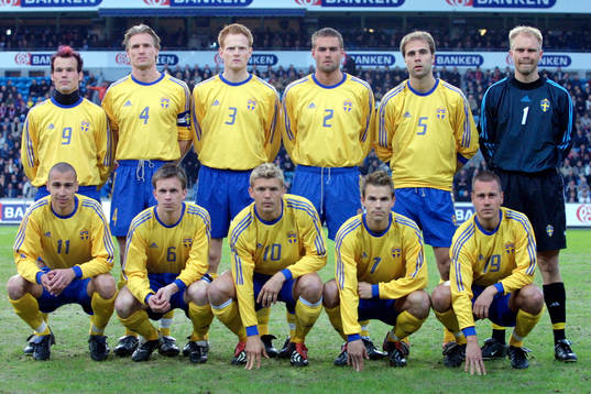 Sverige, lagbild. Överst fr. v: Fredrik Ljungberg, Johan