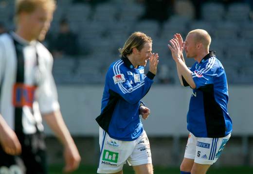 Tommy Bergersen gratuleras till 0-2-målet av Magnus