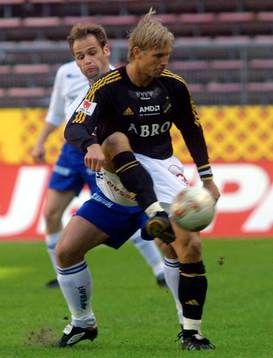 Martin Åslund, AIK attackeras av Jonas Wallerstedt,