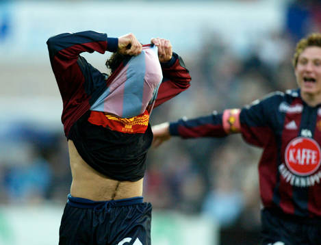 Abgar Barsom, Djurgården har gjort 0-1 och drar tröjan