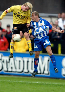 Jonas Henriksson i en duell med Fredrik Stenman, Elfsborg