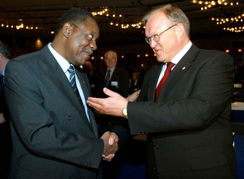 Fotboll, UEFA, Issa Hayatou och Göran Persson