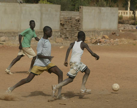 Afrikansk mästerskapen i fotboll i Mali. Småkillar spelar