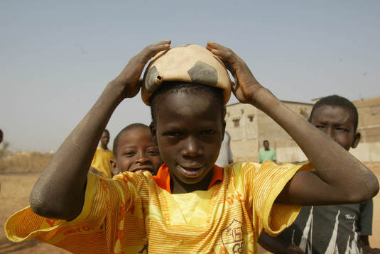 Afrikansk mästerskapen i fotboll i Mali. Småkillar spelar