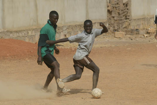 Afrikansk mästerskapen i fotboll i Mali. Småkillar spelar
