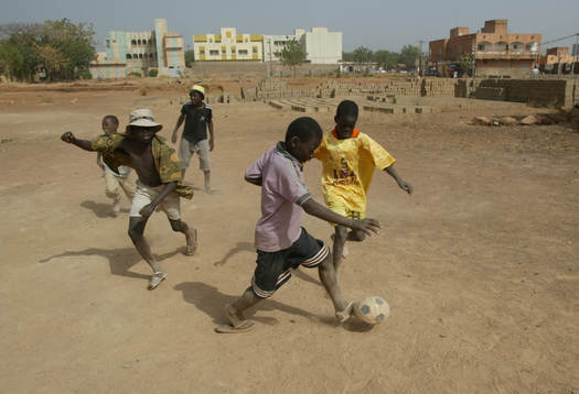 Afrikansk mästerskapen i fotboll i Mali. Småkillar spelar
