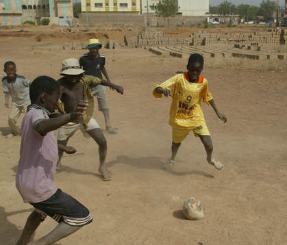 Afrikansk mästerskapen i fotboll i Mali. Småkillar spelar