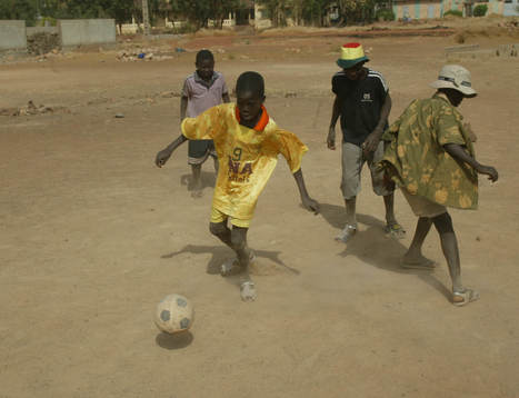 Afrikansk mästerskapen i fotboll i Mali. Småkillar spelar