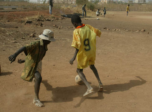 Afrikansk mästerskapen i fotboll i Mali. Småkillar spelar