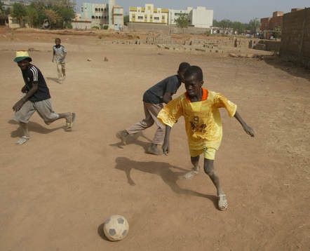 Afrikansk mästerskapen i fotboll i Mali. Småkillar spelar