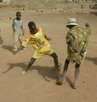 Afrikansk mästerskapen i fotboll i Mali. Småkillar spelar