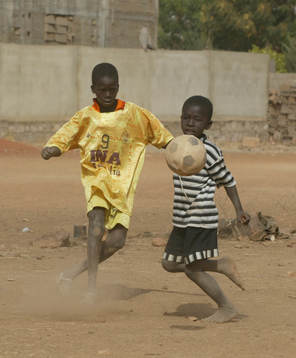 Afrikansk mästerskapen i fotboll i Mali. Småkillar spelar