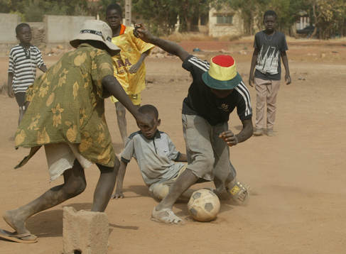 Afrikansk mästerskapen i fotboll i Mali. Småkillar spelar