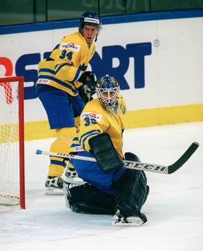 Daniel Tjärnqvist och Tommy Salo, målvakt, Sverige