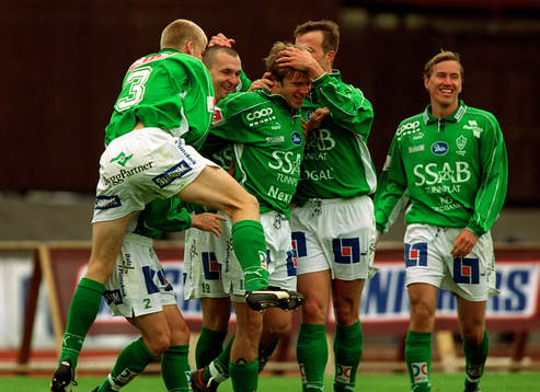 0-2 målskytten Johan Norell, Brage kramas om av lyckliga