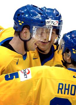 Ulf Dahlén, Sverige gratuleras av Andreas Johansson och