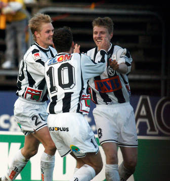 Henrik Nilsson (t.h.) har gjort 0-1 och grattas av Matthias