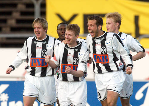Henrik Nilsson (i mitten) har gjort 0-1 och grattas av
