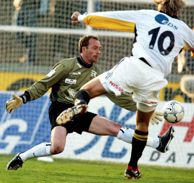 Andreas Andersson gör 2-0 till AIK bakom Dick Last,