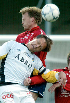 Svante Samuelsson, AIK i en duell med en Robert Bengtsson